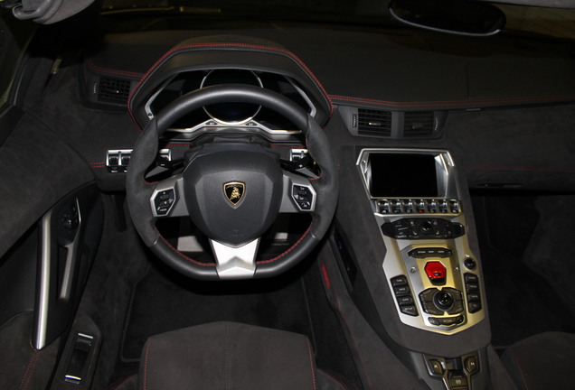 Lamborghini Aventador LP700-4 Roadster Pirelli Edition