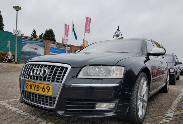 Audi S8 D3