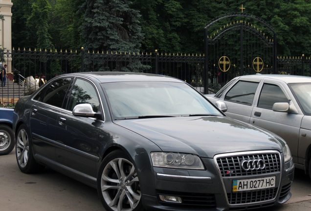 Audi S8 D3