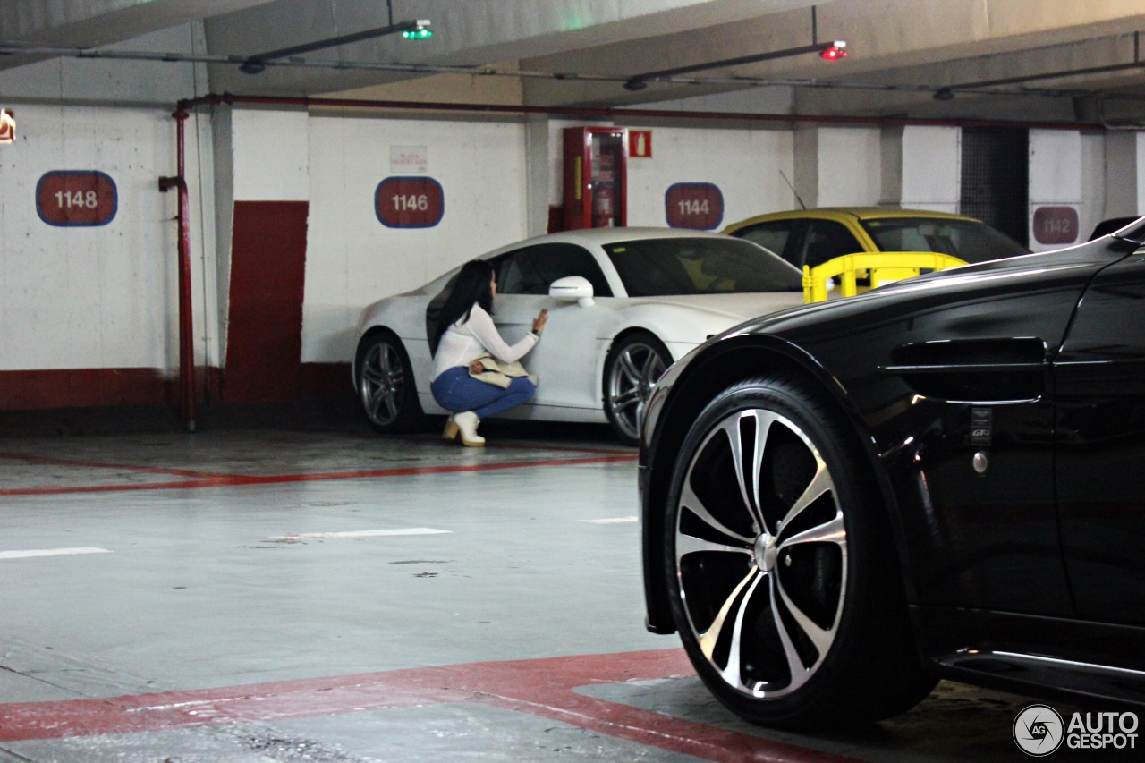 Aston Martin V12 Vantage Carbon Black Edition