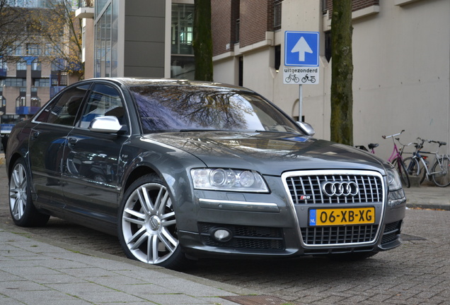 Audi S8 D3