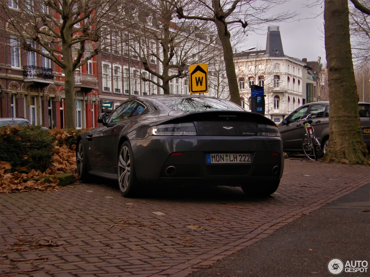 Aston Martin V12 Vantage