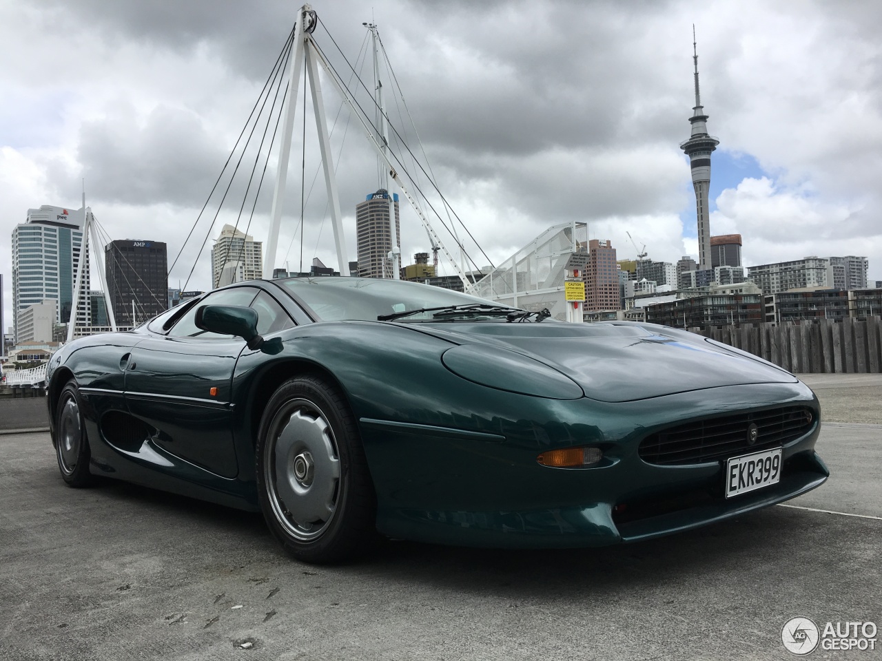 Jaguar XJ220