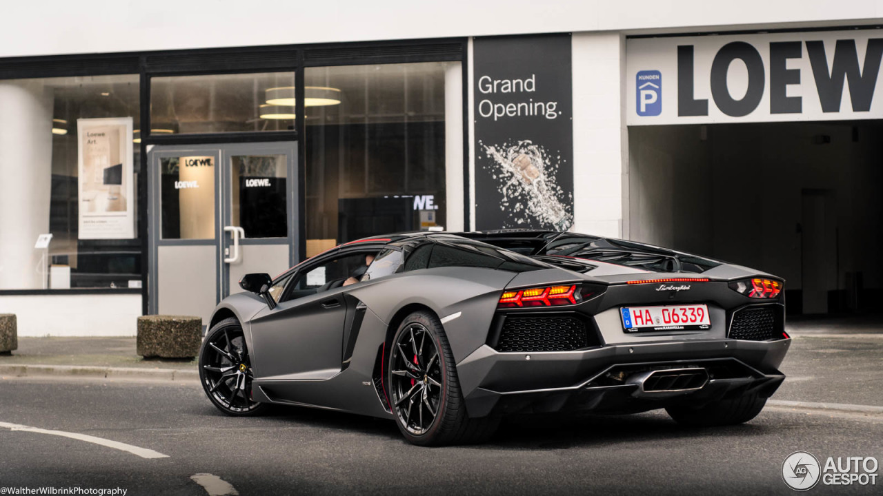 Lamborghini Aventador LP700-4 Roadster Pirelli Edition