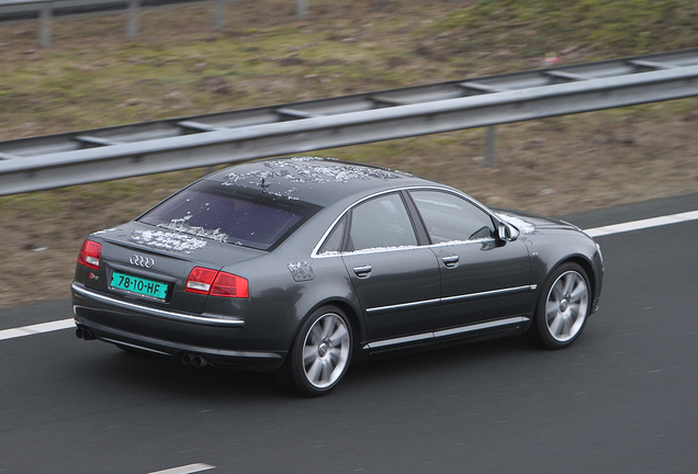 Audi S8 D3