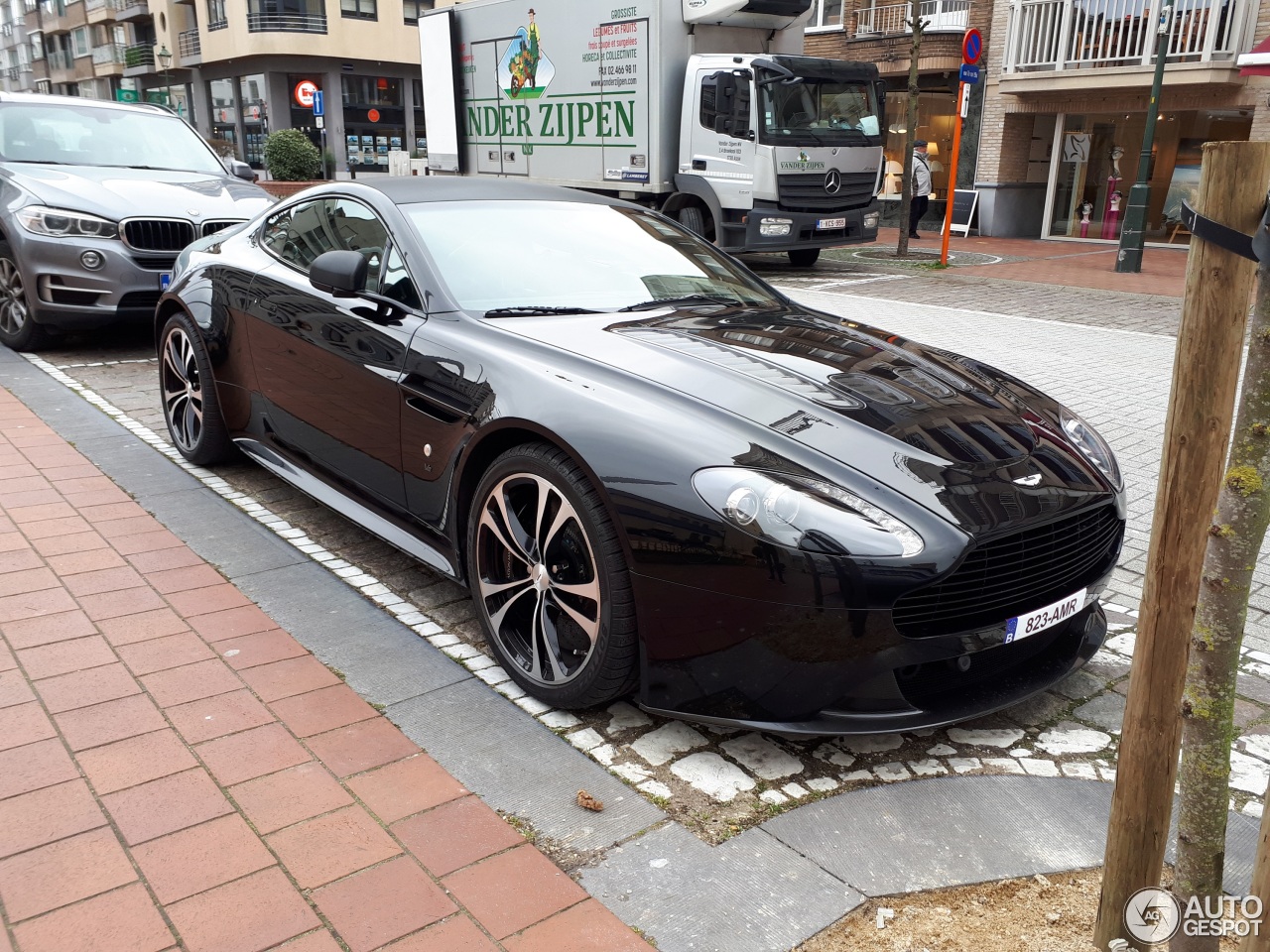 Aston Martin V12 Vantage Carbon Black Edition