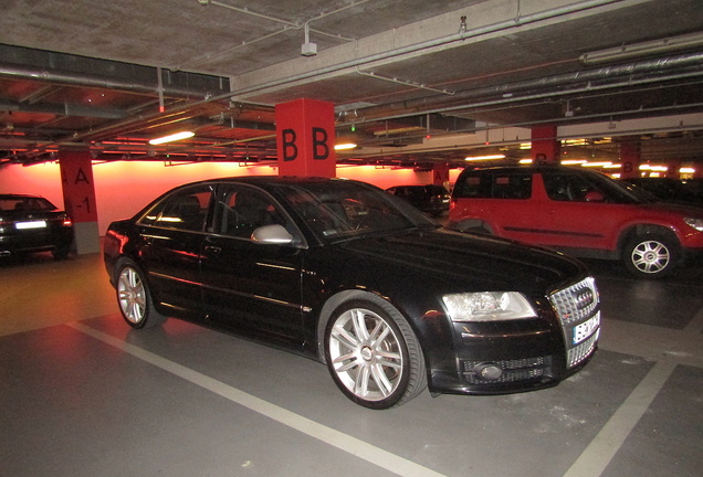 Audi S8 D3