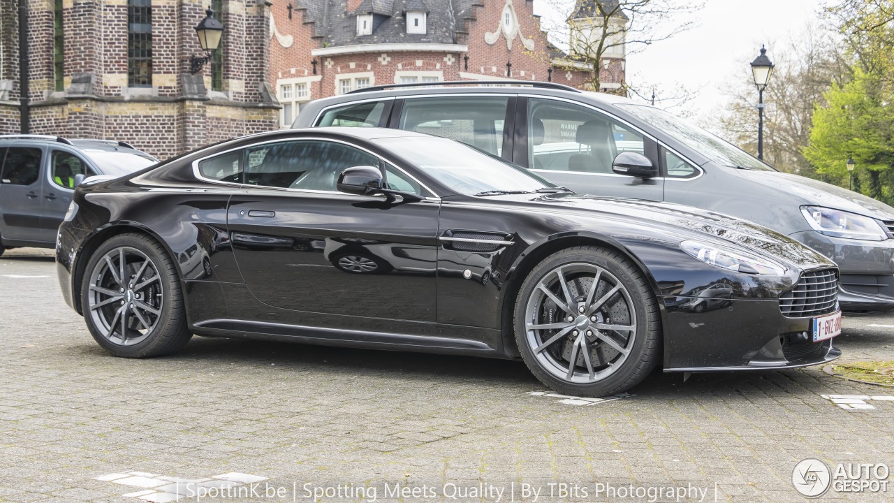 Aston Martin V12 Vantage Carbon Black Edition