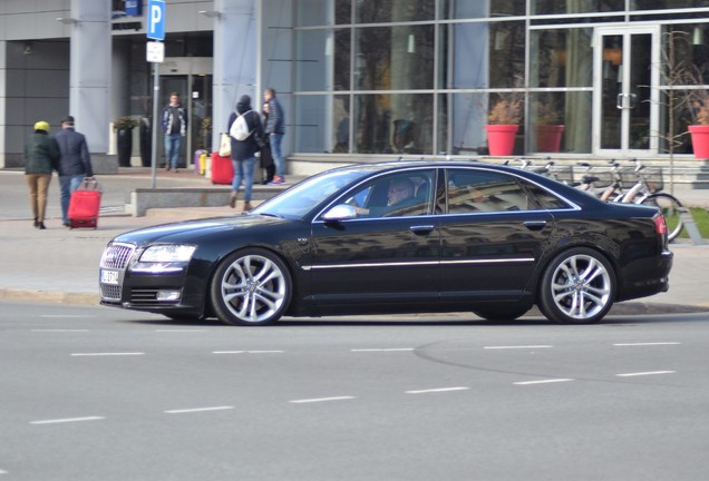 Audi S8 D3