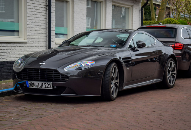 Aston Martin V12 Vantage