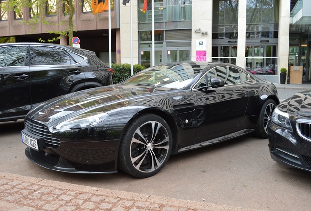 Aston Martin V12 Vantage Carbon Black Edition