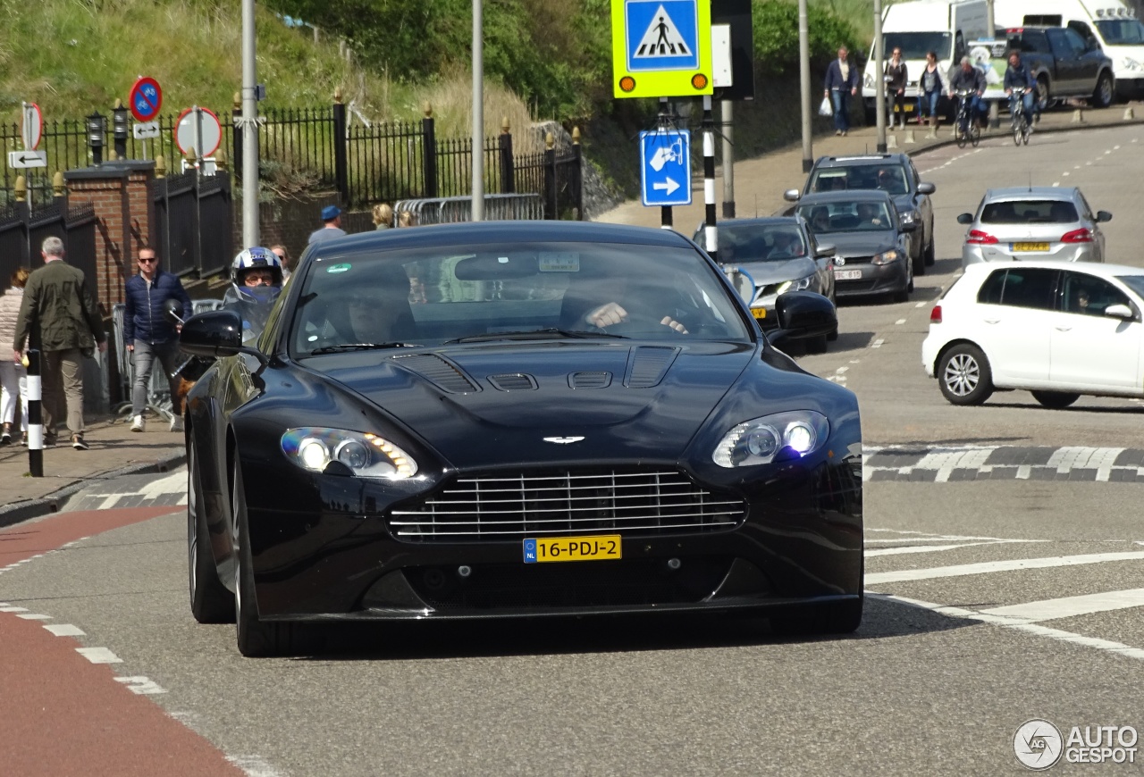 Aston Martin V12 Vantage Carbon Black Edition