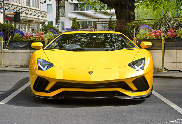 Lamborghini Aventador S LP740-4