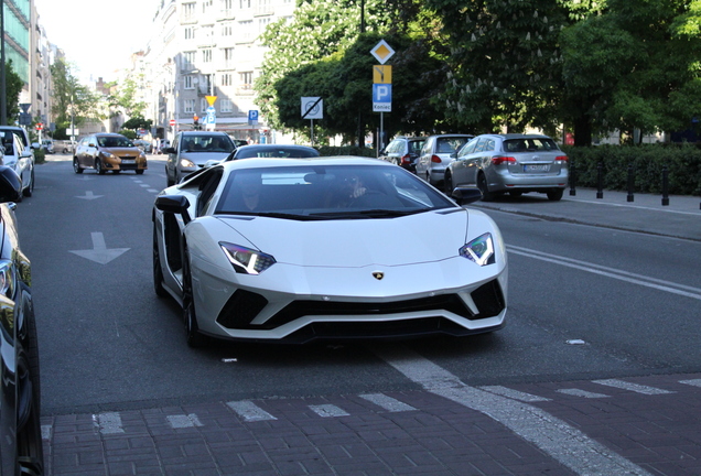 Lamborghini Aventador S LP740-4