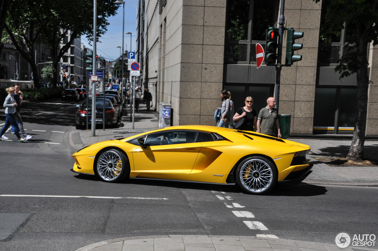 Lamborghini Aventador S LP740-4