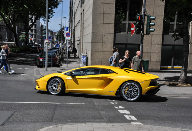 Lamborghini Aventador S LP740-4