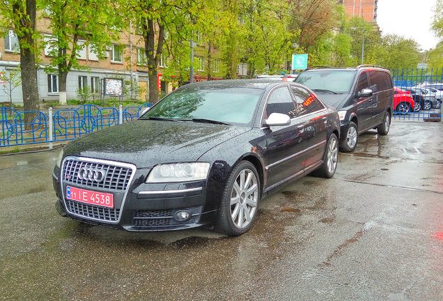 Audi S8 D3