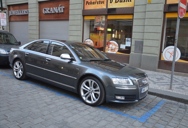 Audi S8 D3