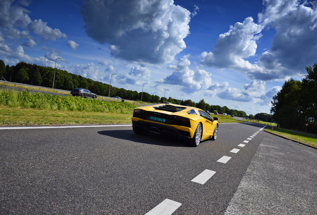 Lamborghini Aventador S LP740-4