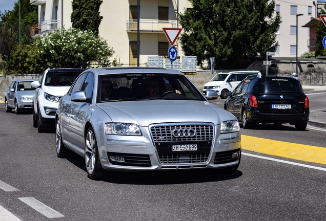 Audi S8 D3