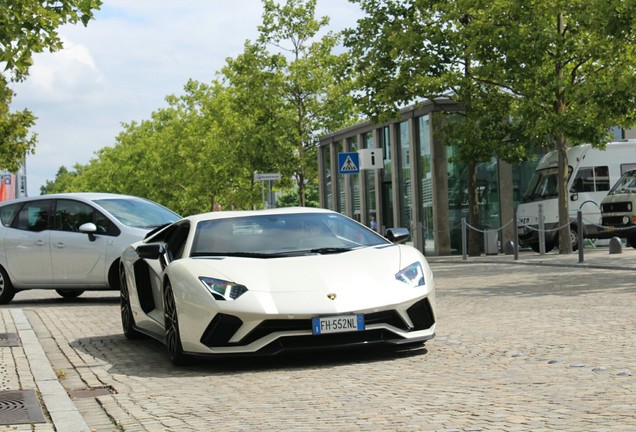 Lamborghini Aventador S LP740-4