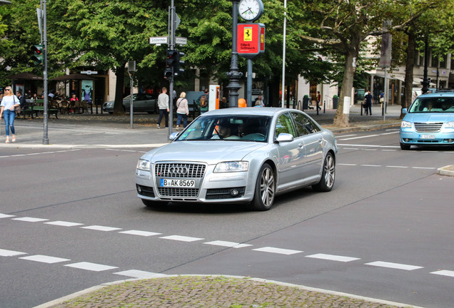 Audi S8 D3