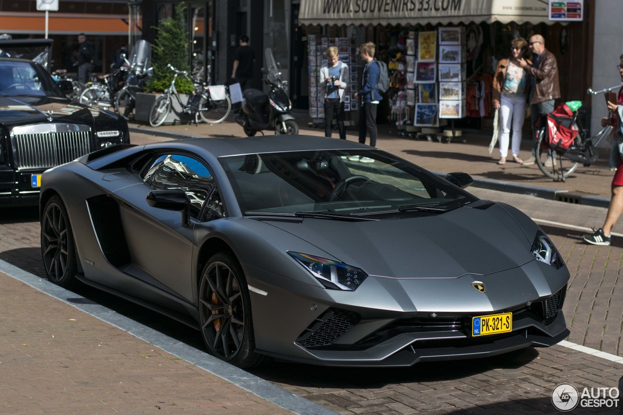 Lamborghini Aventador S LP740-4