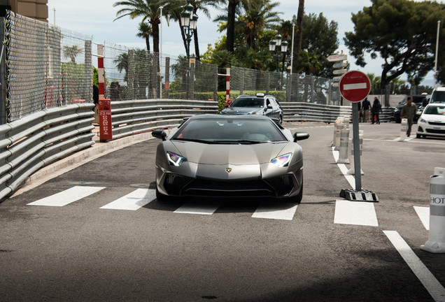 Lamborghini Aventador LP700-4 Roadster