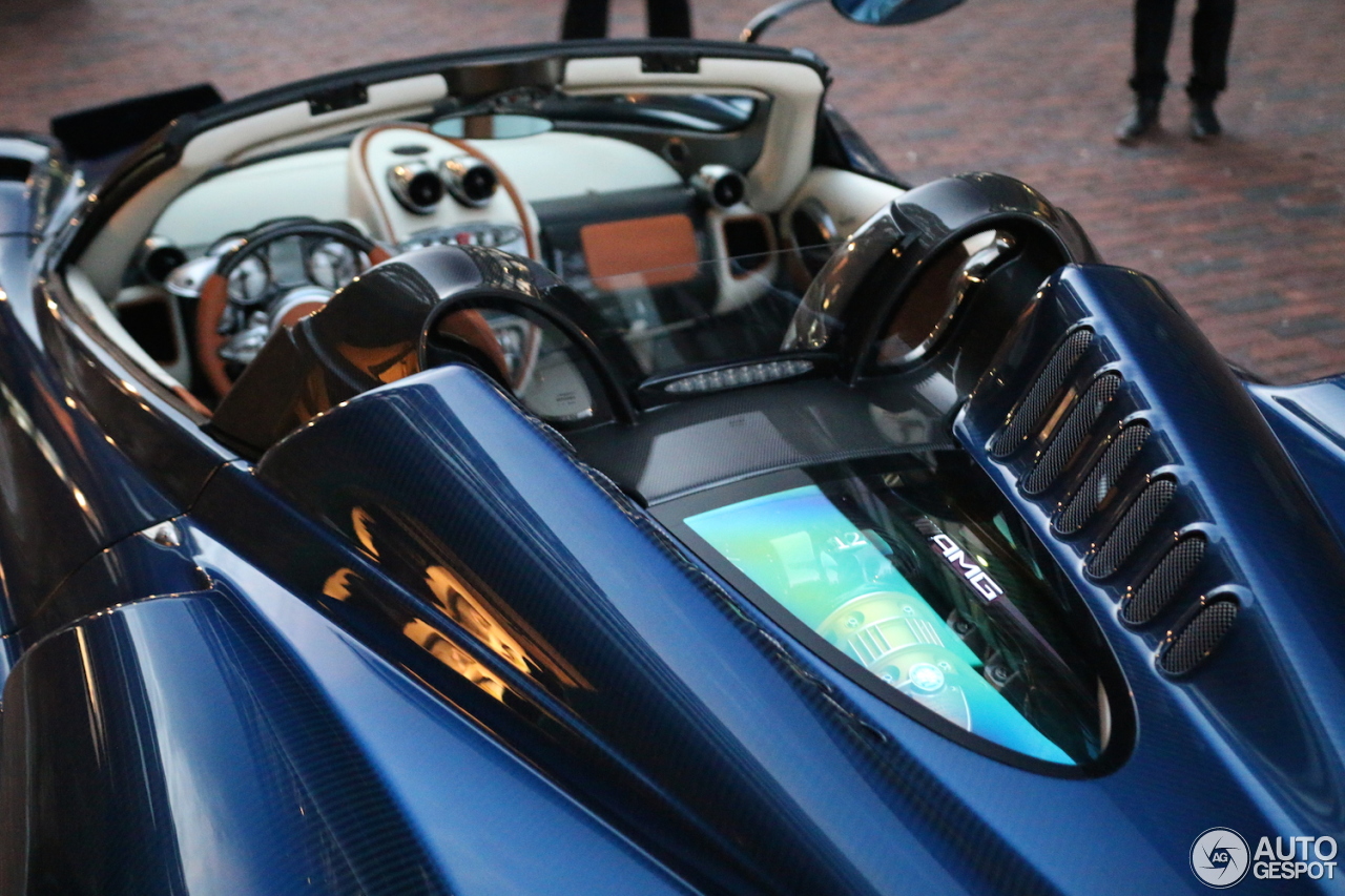 interior pagani huayra azul