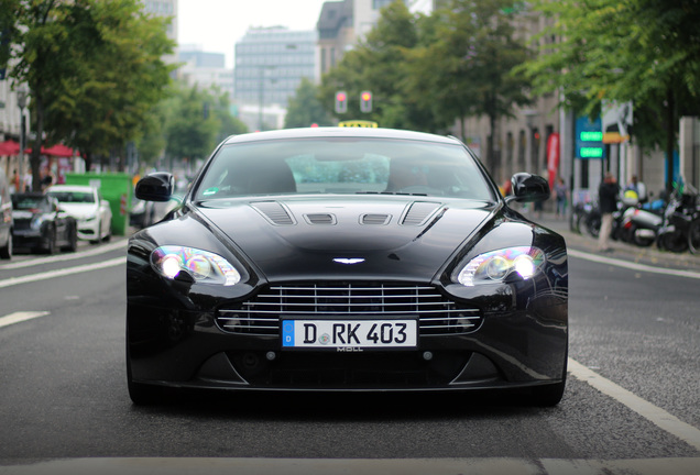 Aston Martin V12 Vantage Carbon Black Edition