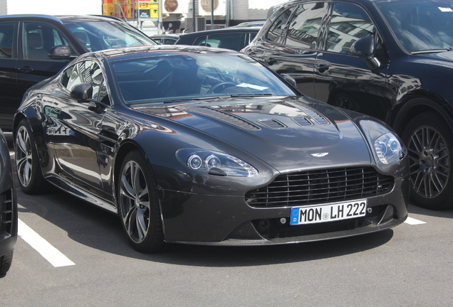 Aston Martin V12 Vantage