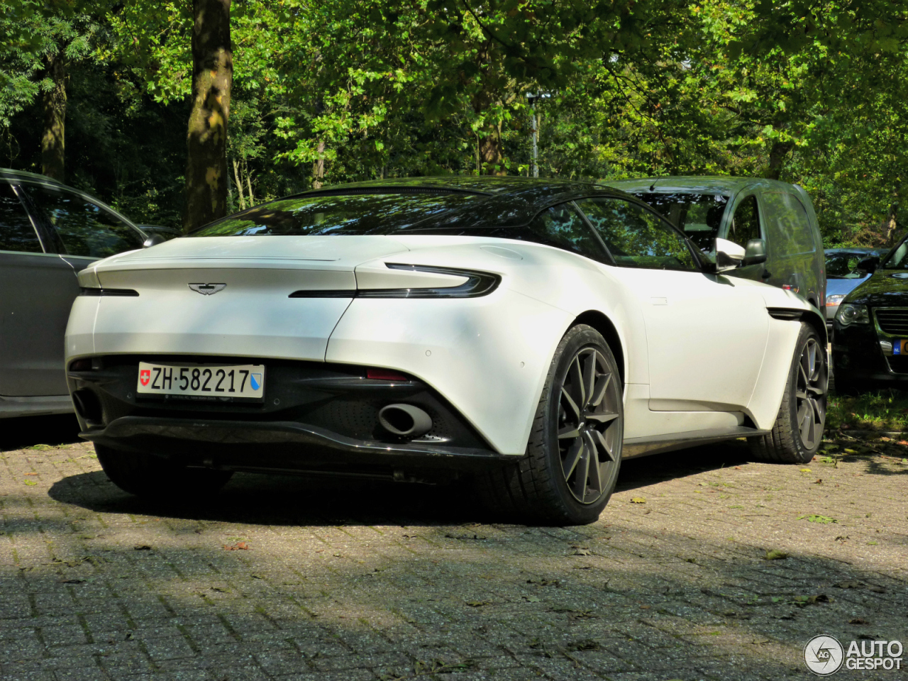 Aston Martin DB11