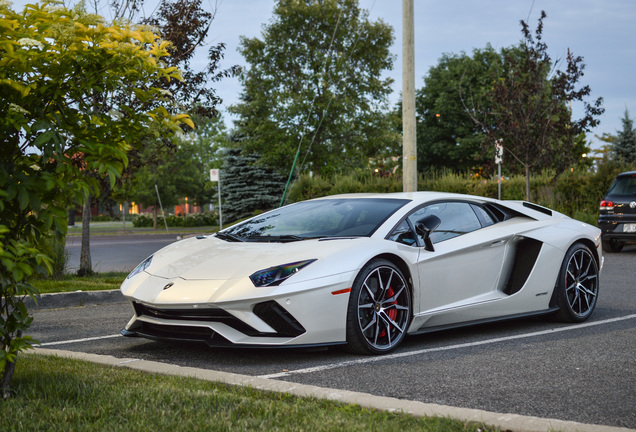 Lamborghini Aventador S LP740-4