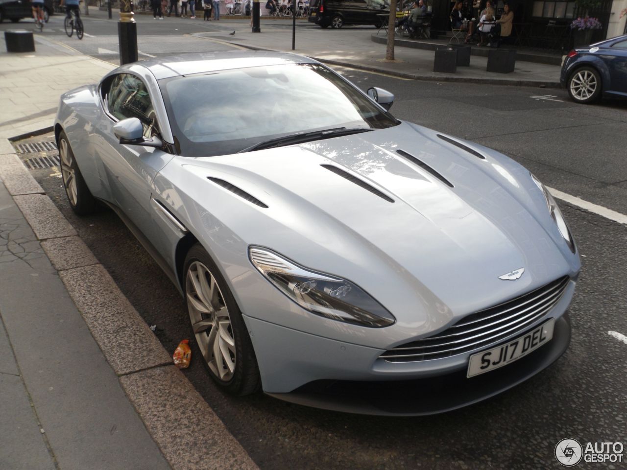 Aston Martin DB11