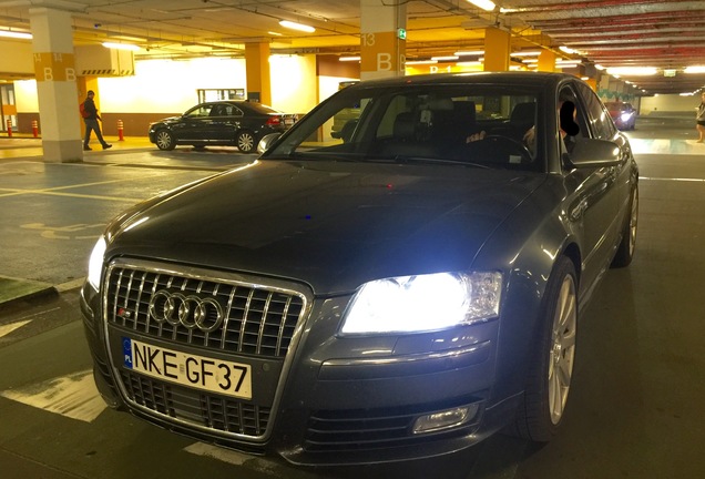 Audi S8 D3