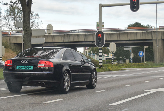 Audi S8 D3