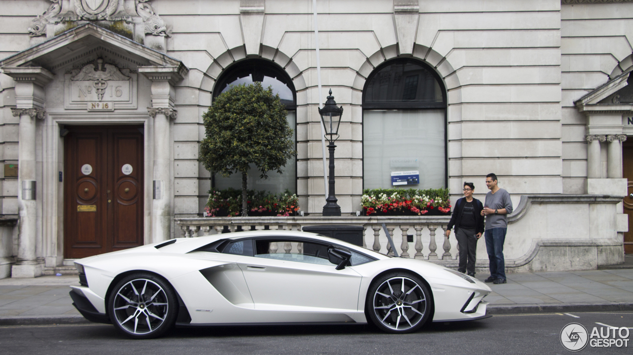 Lamborghini Aventador S LP740-4