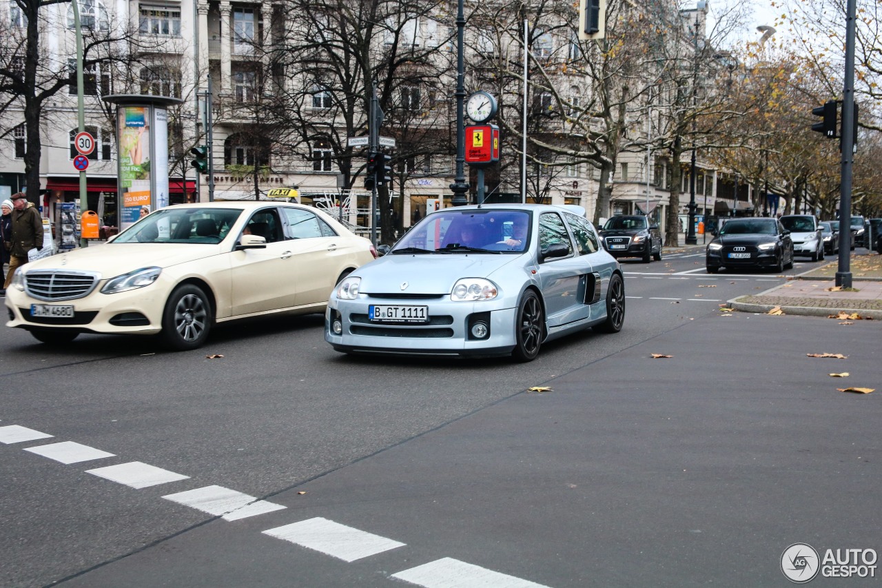 Renault Clio V6