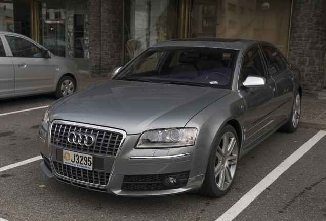 Audi S8 D3