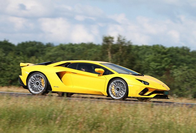 Lamborghini Aventador S LP740-4