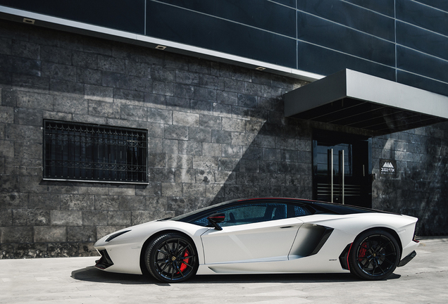 Lamborghini Aventador LP700-4 Pirelli Edition