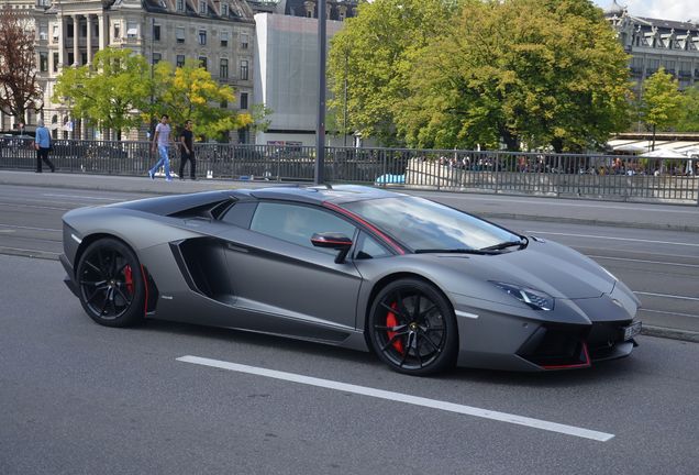 Lamborghini Aventador LP700-4 Roadster Pirelli Edition