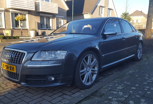 Audi S8 D3