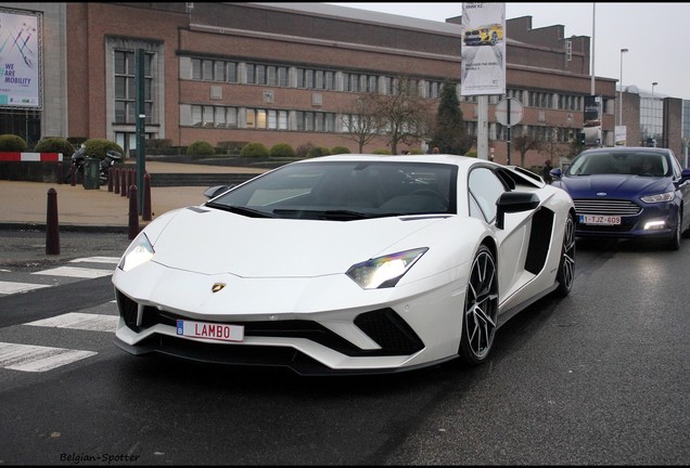 Lamborghini Aventador S LP740-4