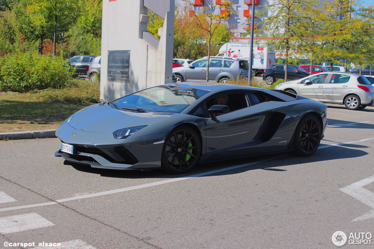 Lamborghini Aventador S LP740-4