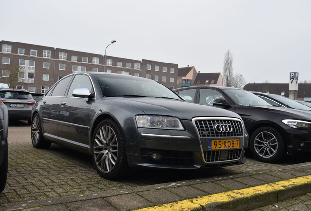 Audi S8 D3
