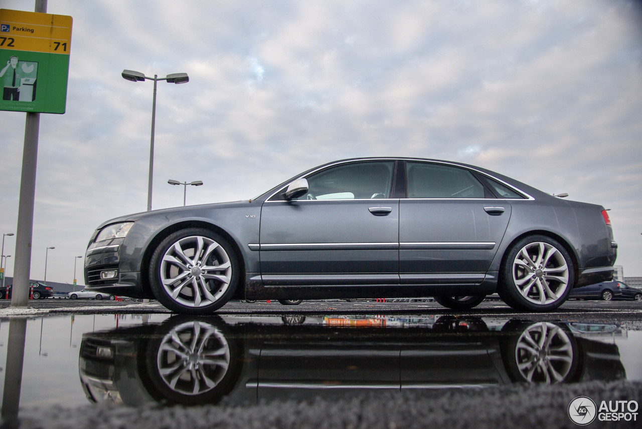 Audi S8 D3