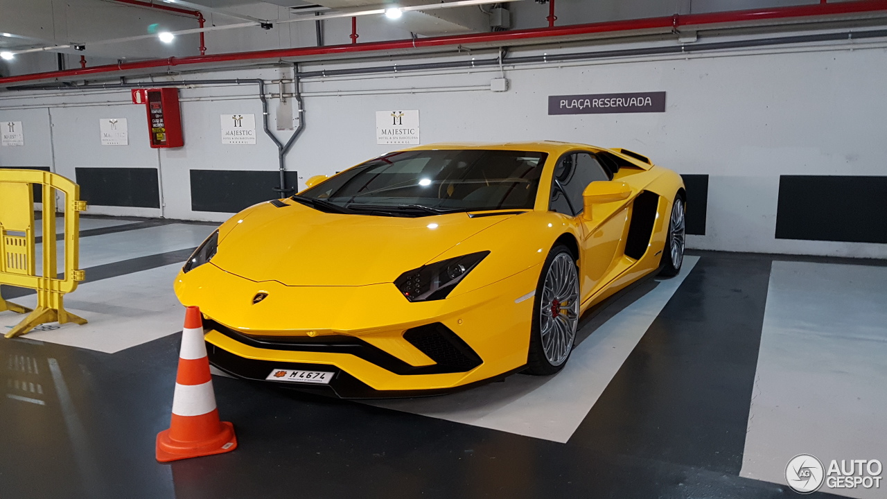 Lamborghini Aventador S LP740-4