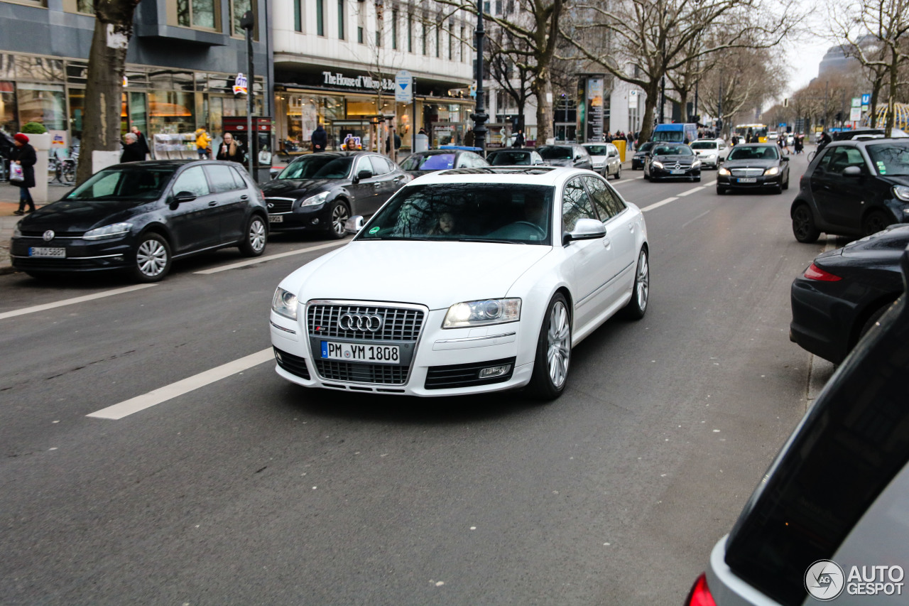 Audi S8 D3