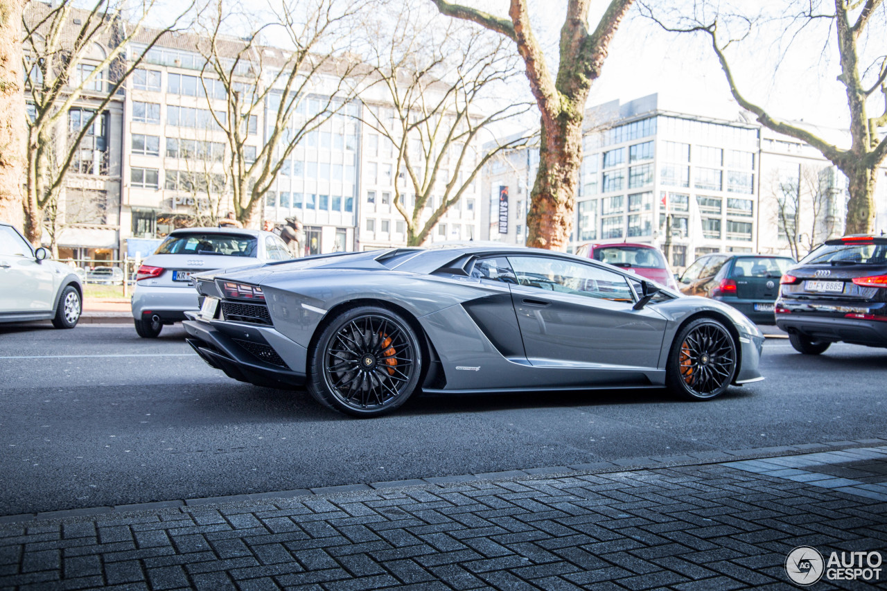 Lamborghini Aventador S LP740-4